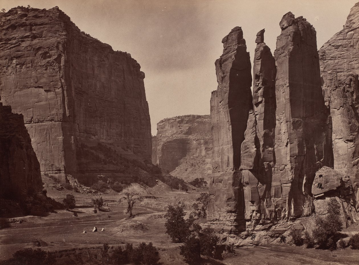 Canyon de Chelly. Veggene i Grand Canyon, om lag 1200 fot høye. av Timothy H. O