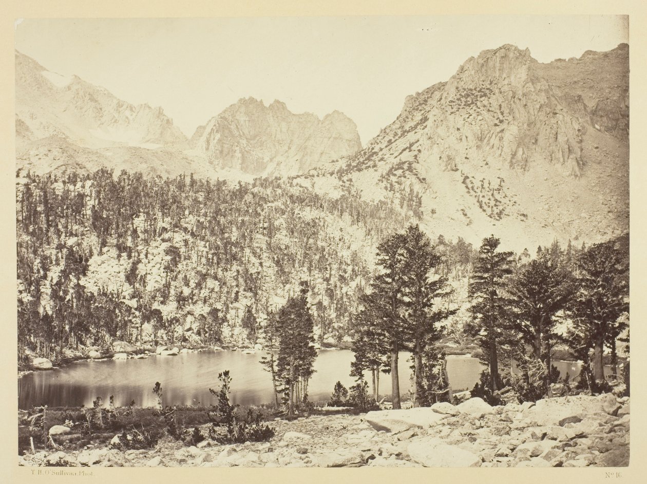Alpinsjø i Sierra Nevada, California av Timothy O