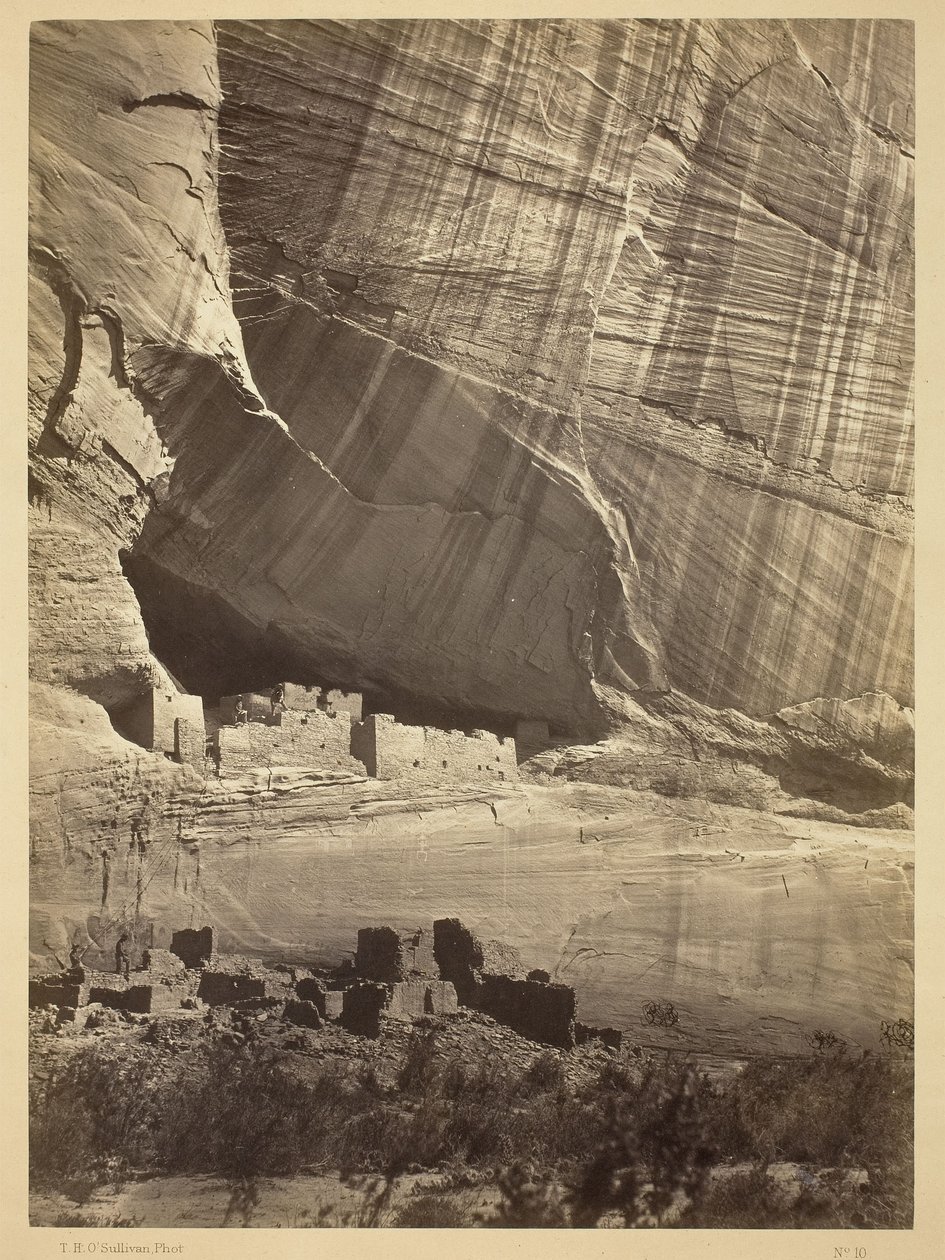 Gamle ruiner i Cañon de Chelle, NM I en nisje 15 meter over dagens Cañon-bunn. av Timothy O