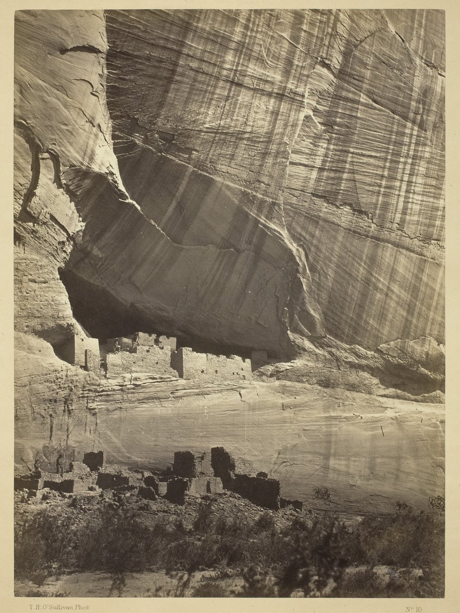 Gamle ruiner i Canyon de Chelly, N.M., i en nisje 50 fot over dagens Canyon-seng, 1873 av Timothy OSullivan