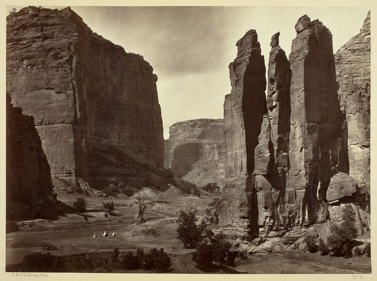 Cañon de Chelle, murene til Grand Cañon, omtrent 360 meter høye av Timothy O