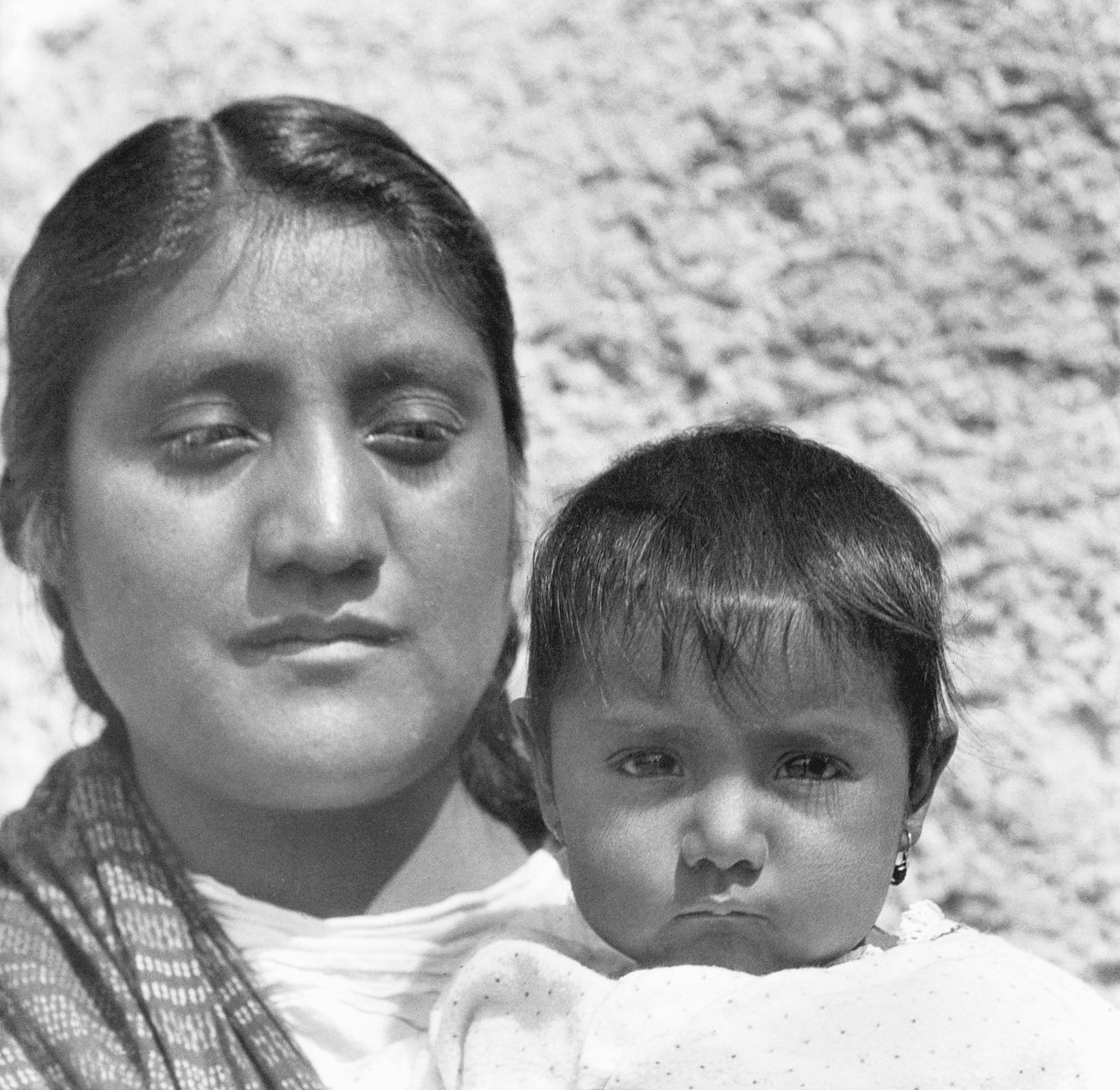 En aztekisk mor (Conchita med moren Luz Jimenez, hushjelp for Salas-familien og modell for Jean Charlot og Diego Rivera), Mexico City, 1926 av Tina Modotti