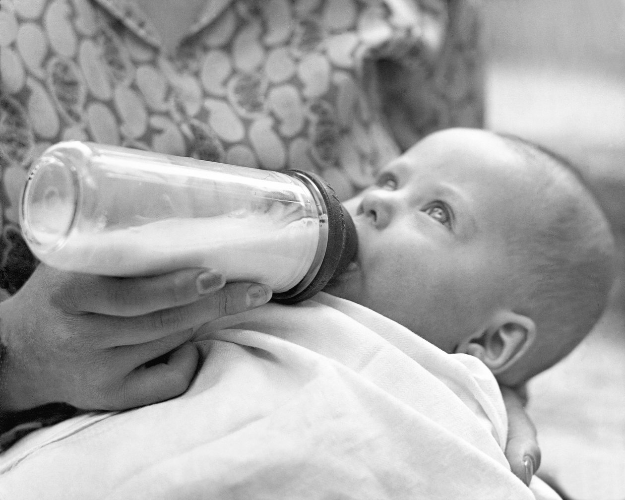 Baby med flaske, Mexico City, 1929 av Tina Modotti