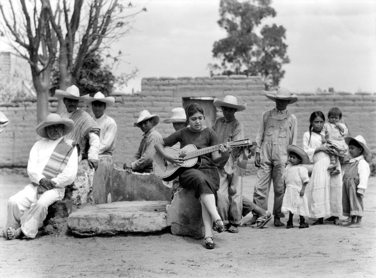 Concha Michel med Campesinos, Mexico, ca. 1927 av Tina Modotti