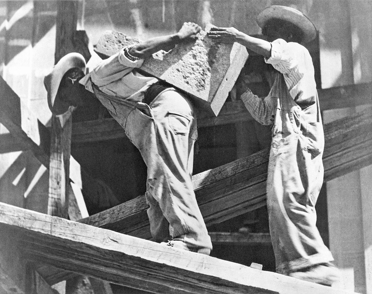 Byggearbeidere på stadion, Mexico by, 1927 av Tina Modotti