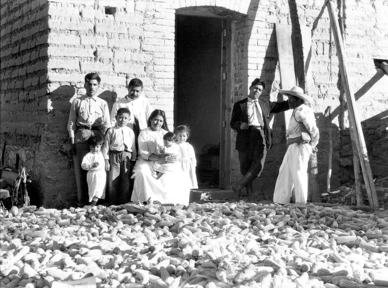 Familie med mais, delstaten Veracruz, Mexico, 1927 av Tina Modotti
