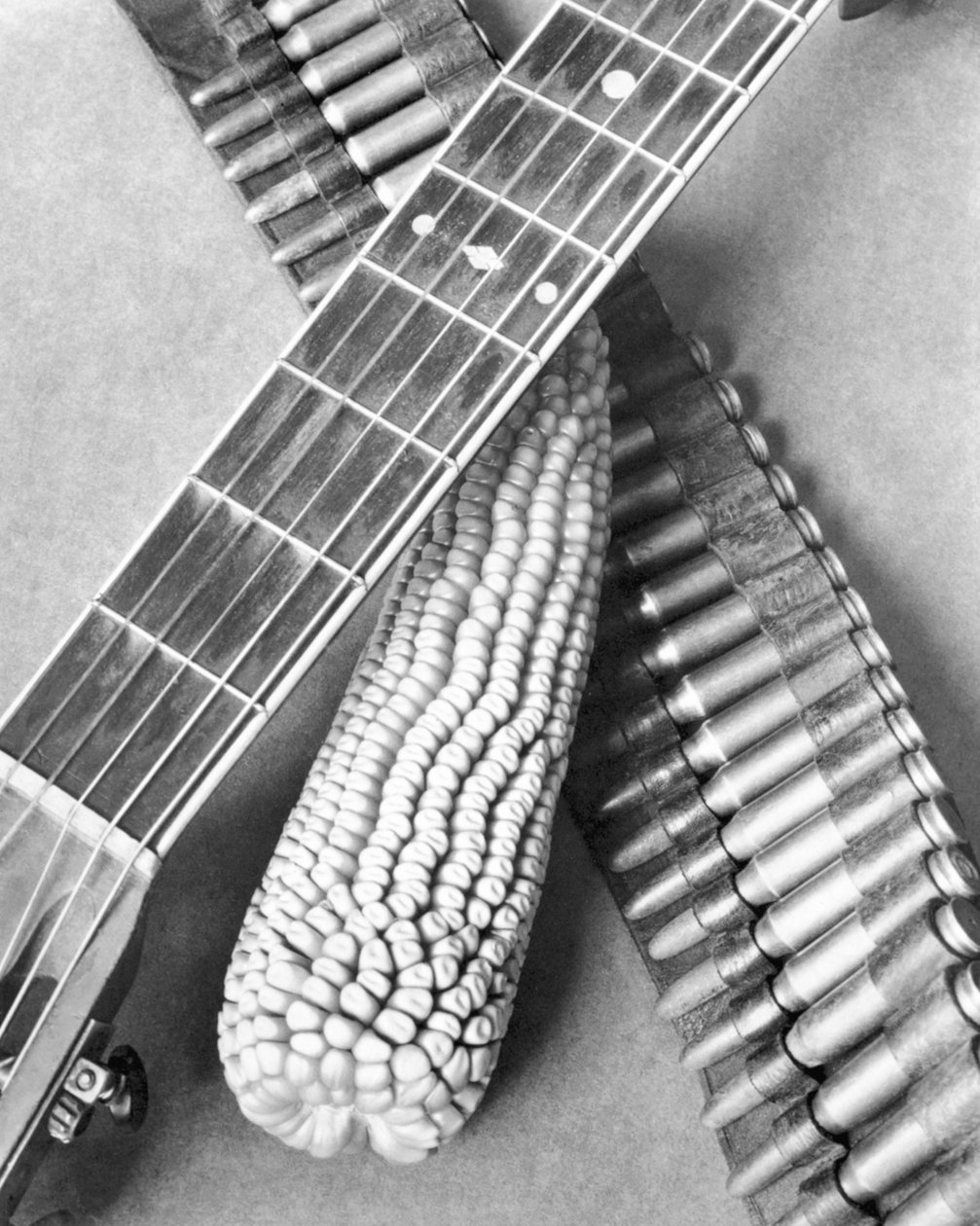 Meksikansk revolusjon, gitar-, mais- og ammunisjonsbelte, Mexico by, 1927 av Tina Modotti