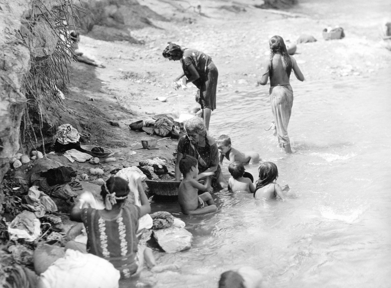 Vasking ved elven nær Tehuantepec, Mexico, 1929 av Tina Modotti