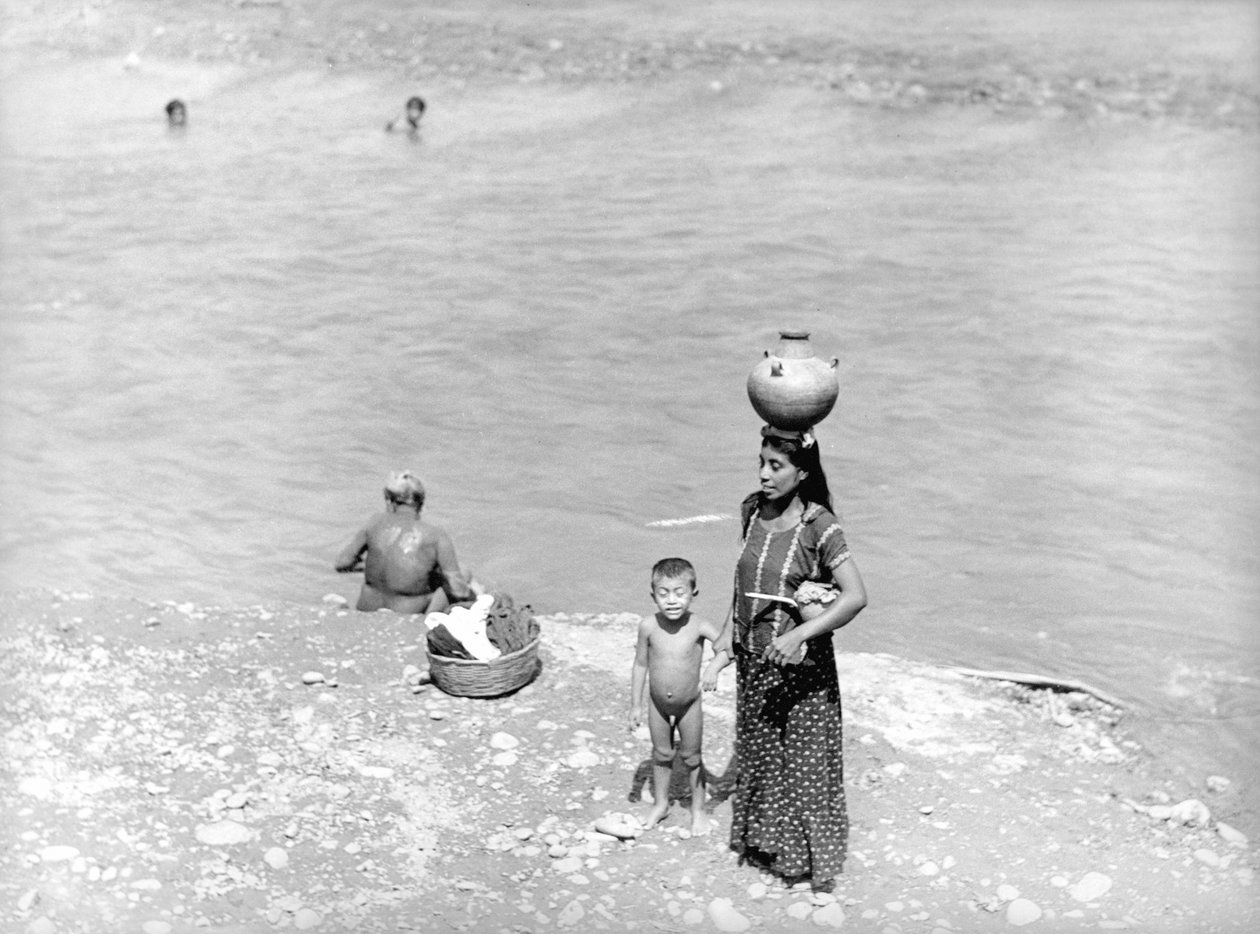 Vasking ved elven nær Tehuantepec, Mexico, 1929 av Tina Modotti