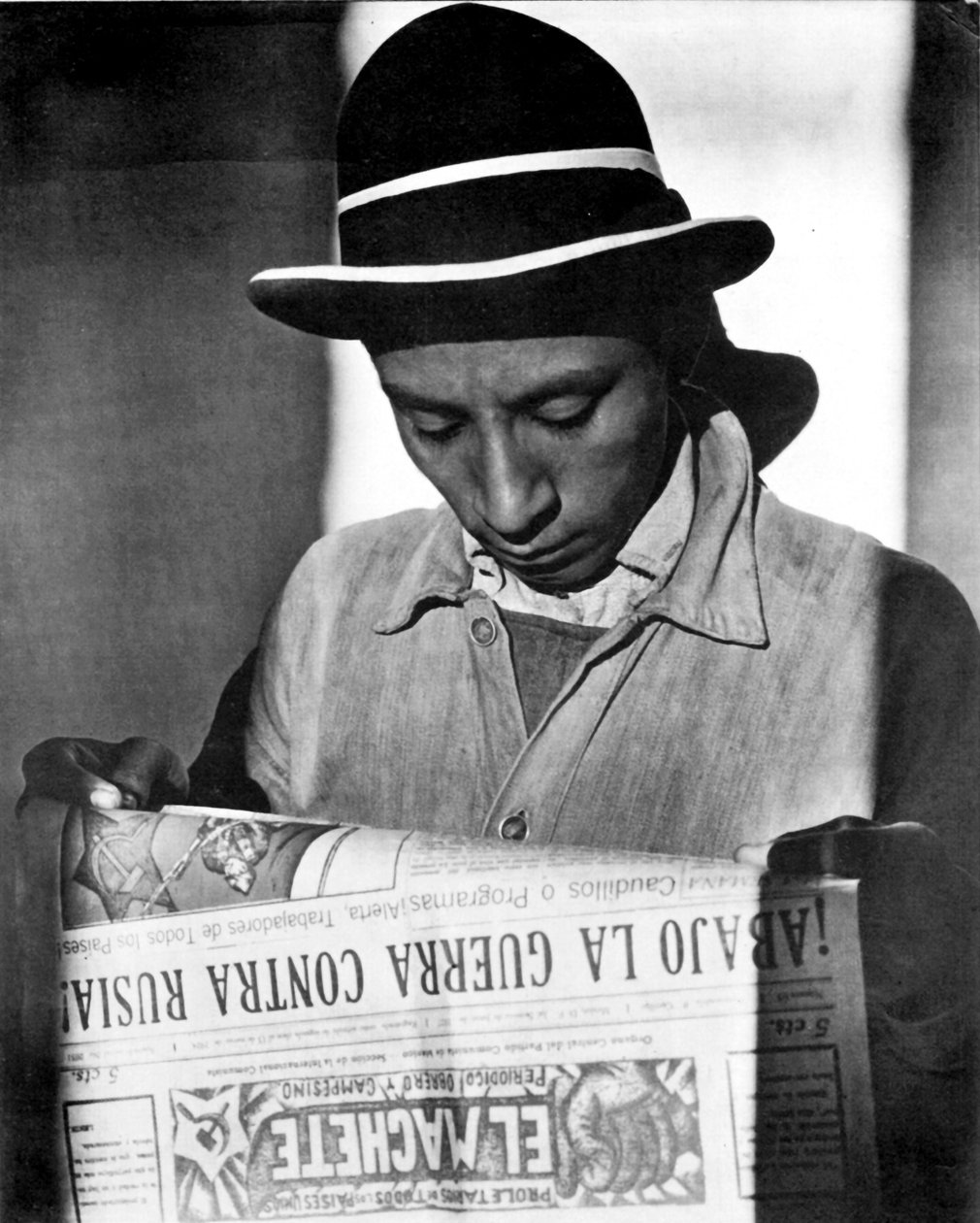 Arbeider som leser El Machete, Mexico City, 1925 av Tina Modotti