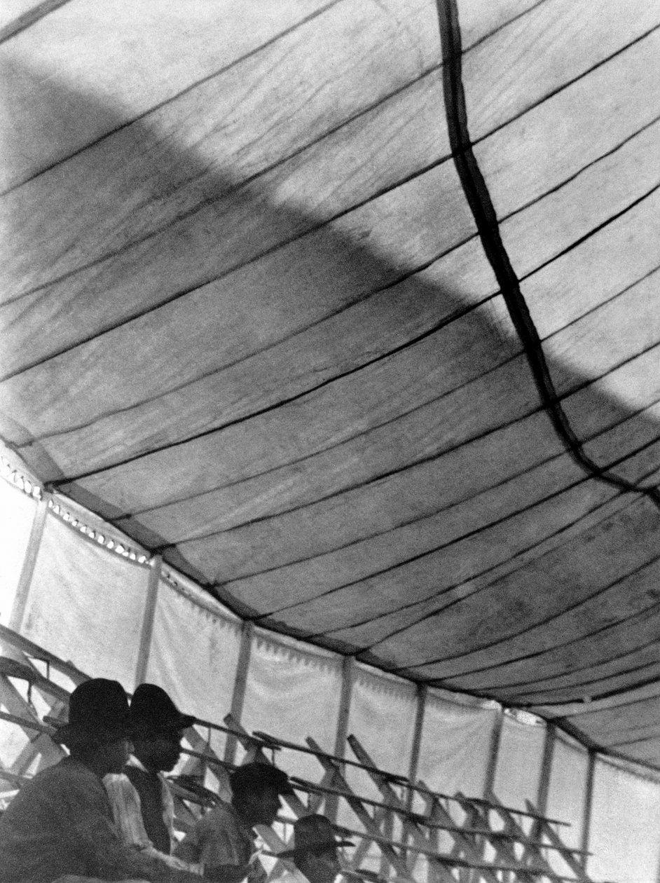 Sirkustelt (Det store russiske sirkuset), Mexico by, 1924 av Tina Modotti