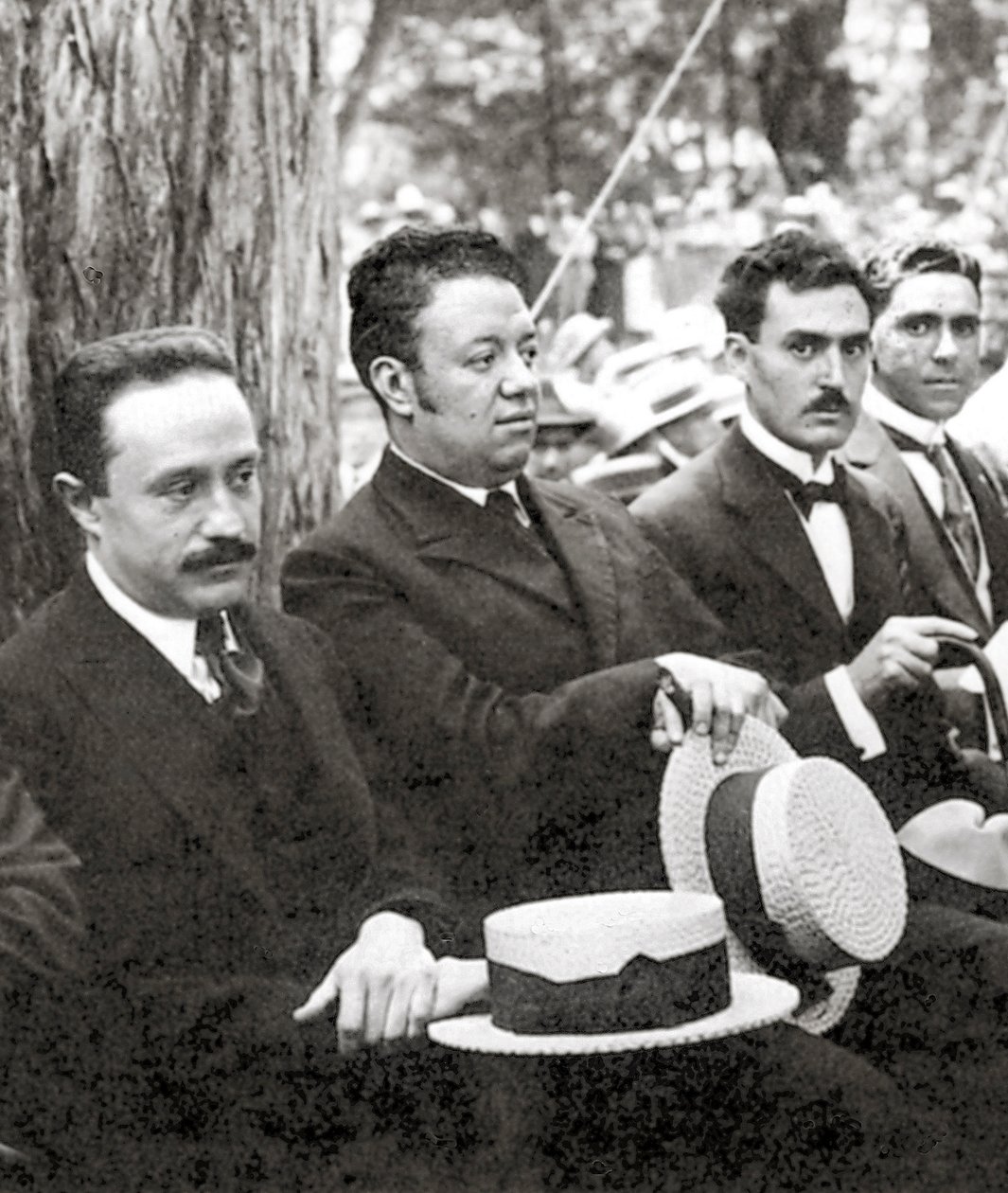 Jose Vasconcelos og Diego Rivera under et utendørsarrangement i Chapultepec Park, Mexico City, 1921 av Tina Modotti