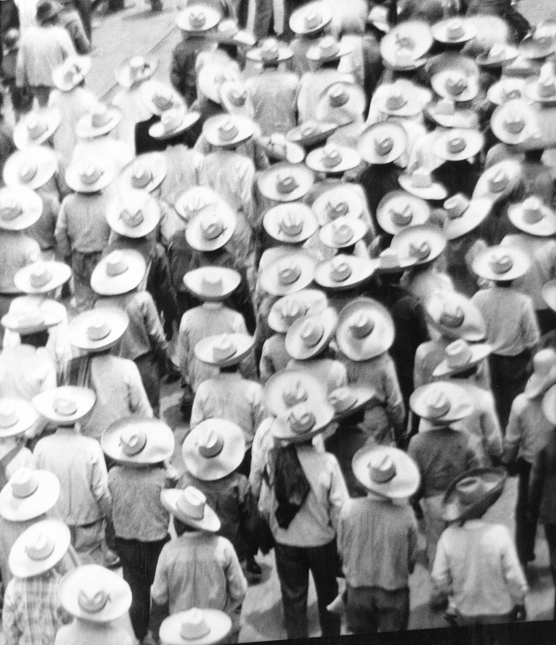 March of the Workers, Mexico City, 1926 av Tina Modotti