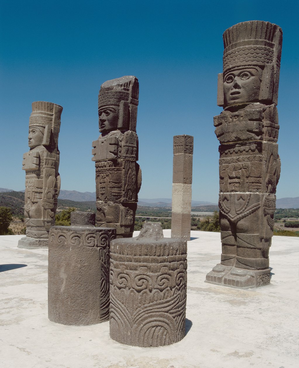 De atlantiske søylene på toppen av Pyramid B, Pre-Columbian av Toltec