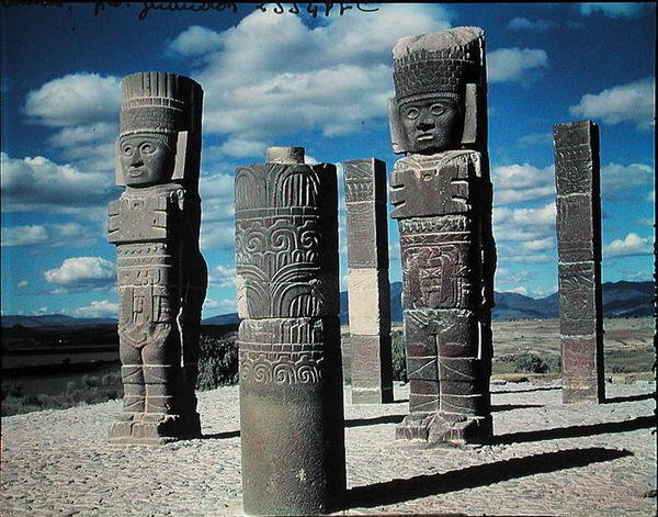 De atlantiske søylene på toppen av Pyramid B, Pre-Columbian av Toltec