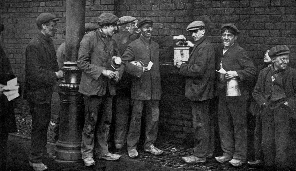 Stemmevalg for kullstreiken, Wheatsheaf Colliery, Pendlebury, januar 1912, c1920 av Topical Press Agency