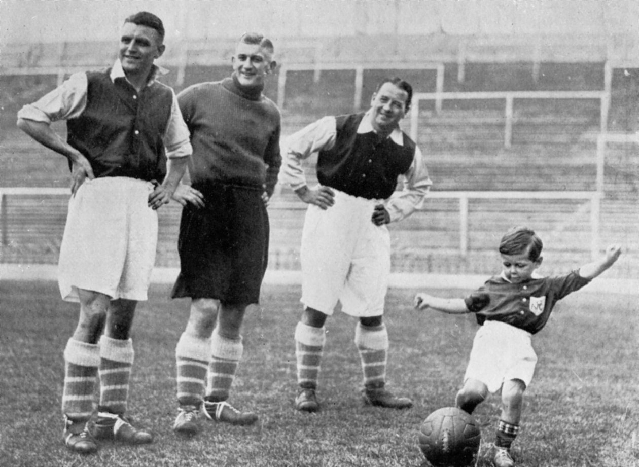 Unge Tony Hapgood viser sine ferdigheter på Highbury, London, c1933-c19375 av Topical Press Agency