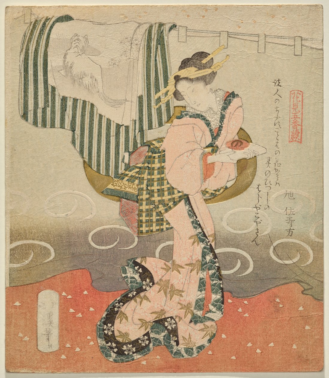 Kvinne som holder en sakekopp foran et gardin og drapert kimono fra Five Sheets for Flower Viewing av Totoya Hokkei