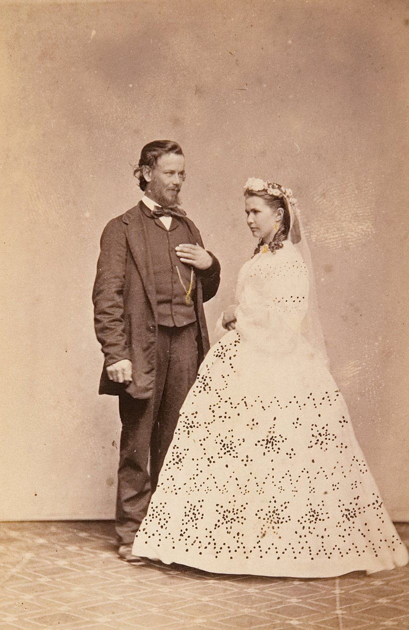 Studioportrett av stående brud og brudgom av Townsend Duryea
