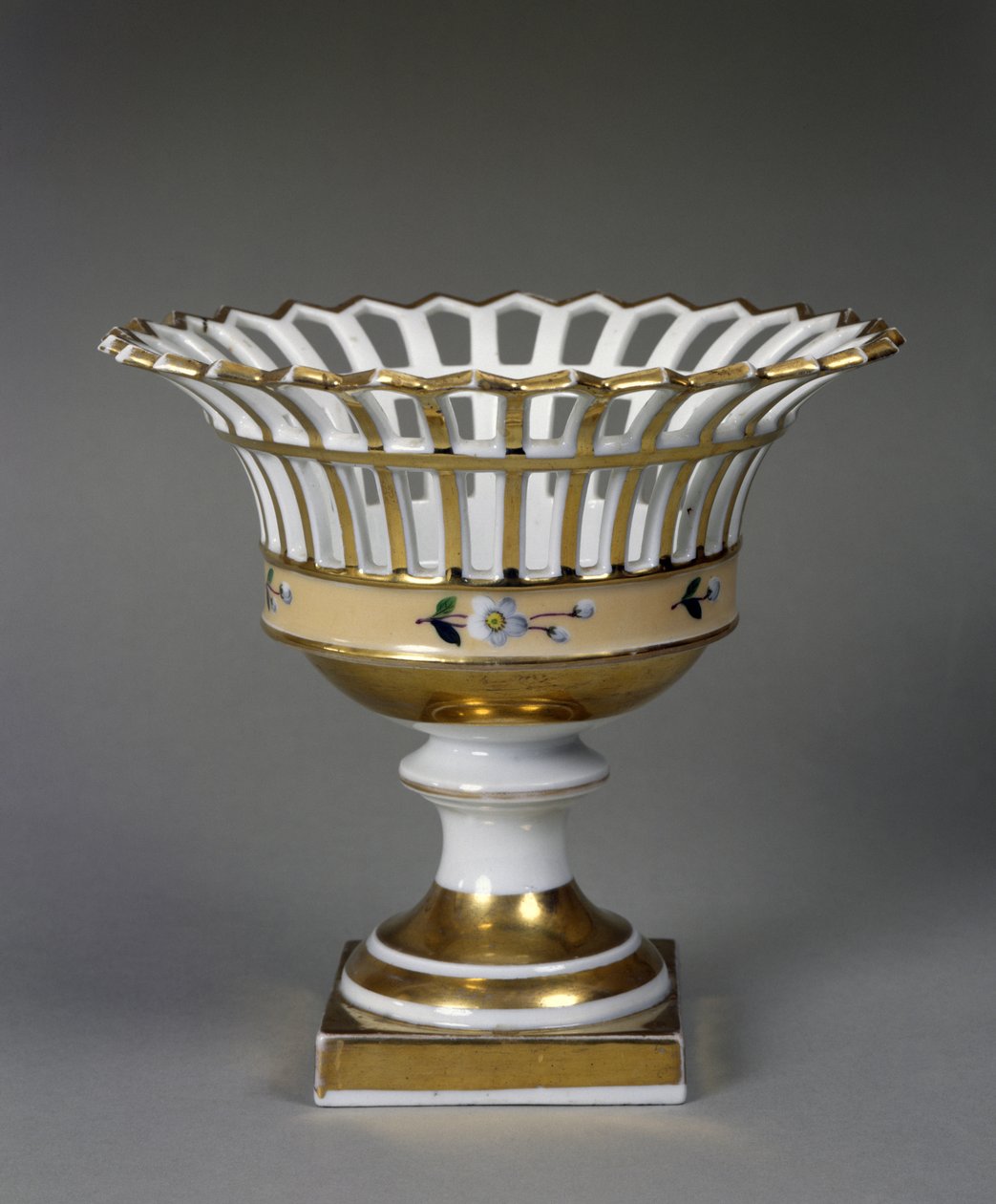 Fruktkurv, ca. 1826-1838 (hardlimt porselen med emalje og forgylling) av Tucker China Factory