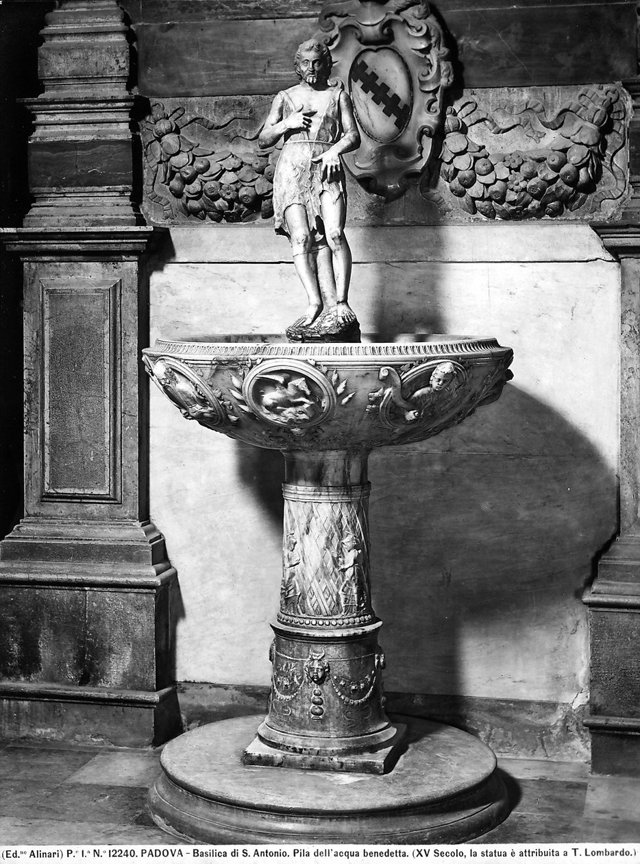 Helligvannsbasseng overbygd av en statuett av døperen Johannes, Basilica of S. Antonio, Padua av Tullio Lombardo