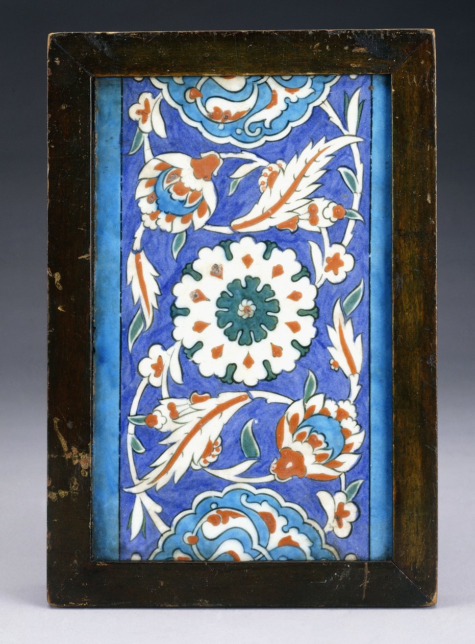 En Iznik-kantflis, med et sentralt blomsterhode mellom rullende palmett og løvranke, ca. 1570 (keramikk) av Turkish School