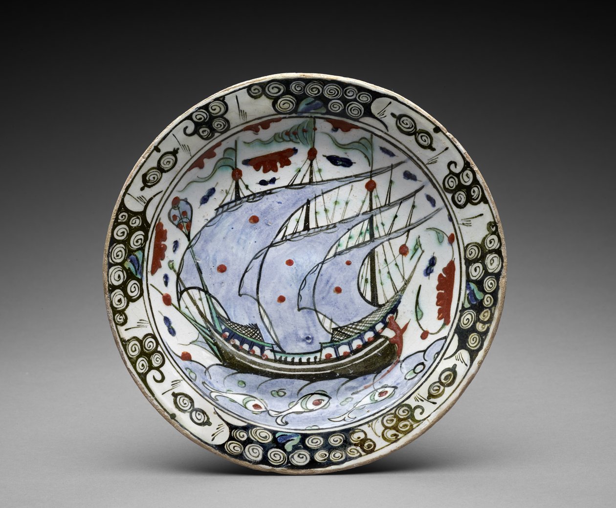 Skål: "A Galleon at Sea", første halvdel av 1600-tallet (underglasurmalt fritware) av Turkish School