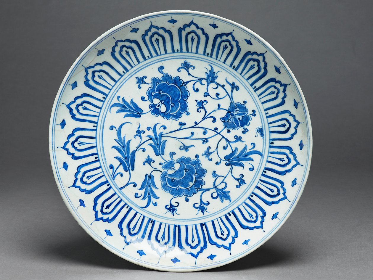 Fat, Iznik, Tyrkia, ca. 1575 (steinpasta med blå under glasur) av Turkish School