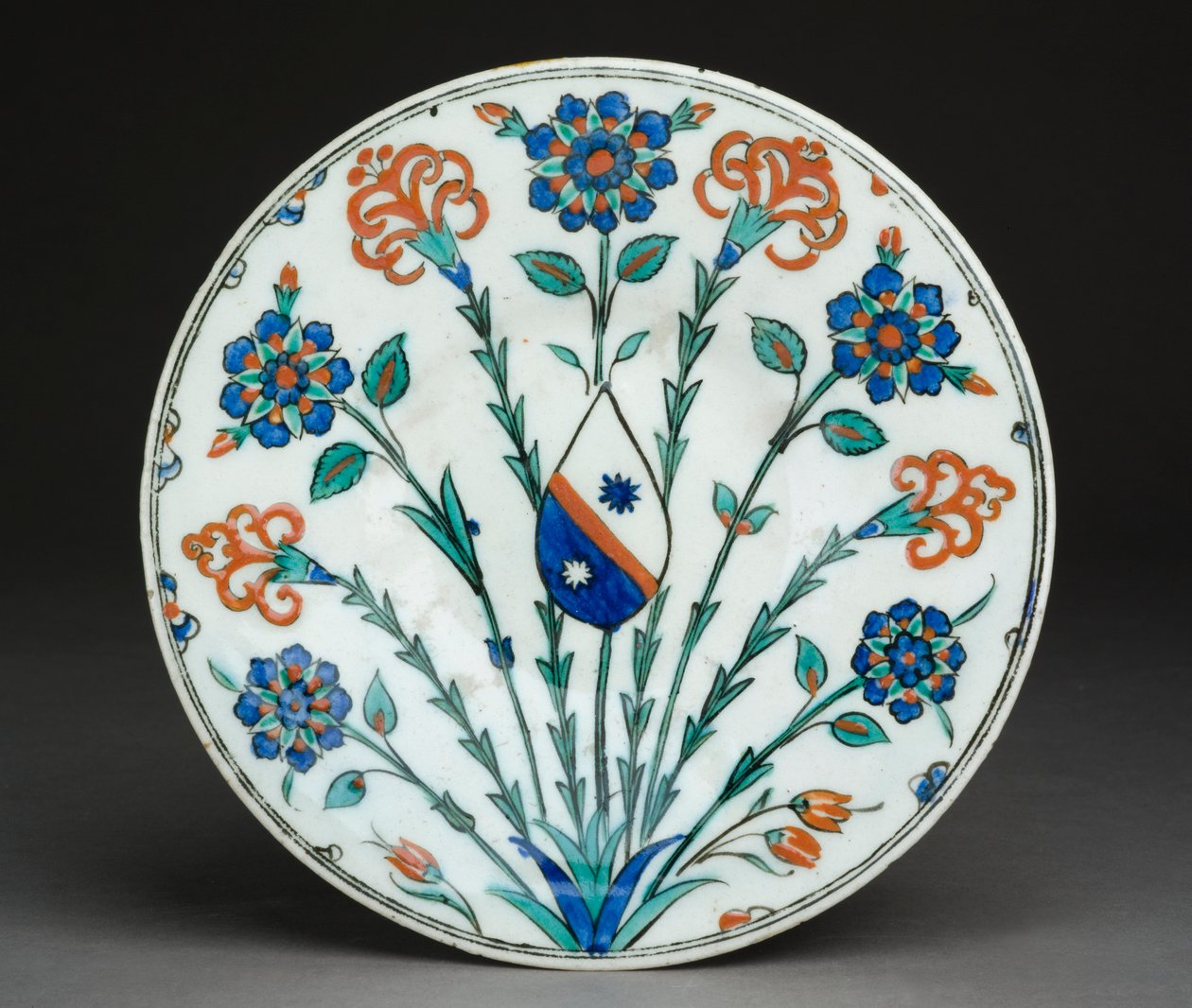 Fat med europeisk våpenskjold, Iznik ware, tyrkisk, ca. 1570 (steinpasta med polykrom under glasur) av Turkish School