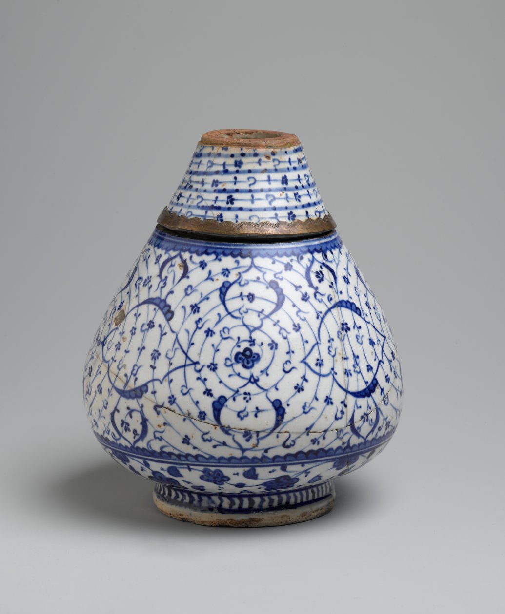 Kolbe i to seksjoner med 'gyllent horn' eller Tugrakes-motiv, Iznik, tidlig på 1500-tallet (keramikk) av Turkish School