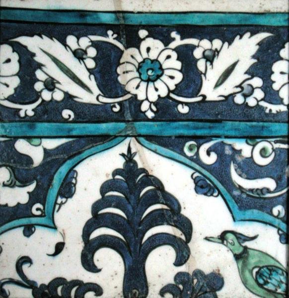 Iznik-fliser med blomsterdesign og kant (keramikk med farget underglasur) av Turkish School