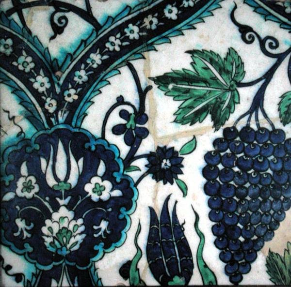 Iznik-fliser med blomster og en haug med druer (keramikk med farget underglasur) av Turkish School
