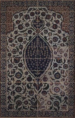 Panel av fliser med tchi-skymønster som omgir et sentralt motiv av en villrosebusk, fra utsiden av inngangsverandaen til mausoleet til Salim II, Osmanli Sultan i Tyrkia, designet av arkitekten Sinan, i distriktet Haghia Sophia, Iznik av Turkish School