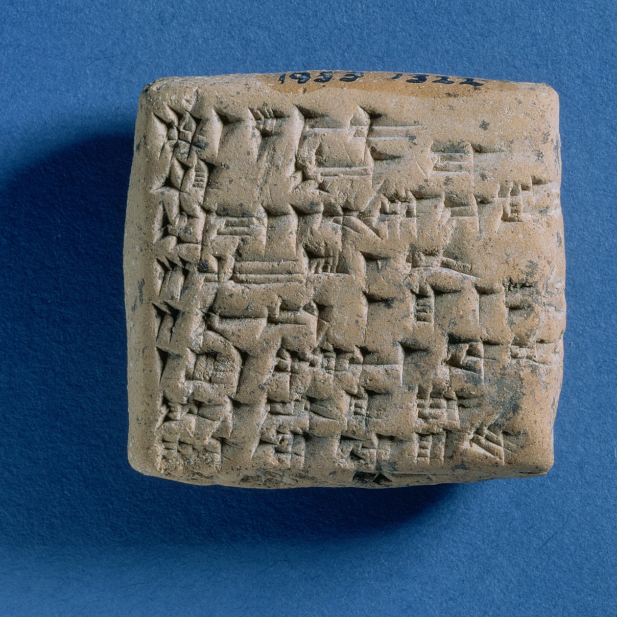 Nettbrett gravert med et brev fra Tirirsama til kong Niqmepa, fra Atshana, 1300-tallet f.Kr. (bakt leire) av Turkish School