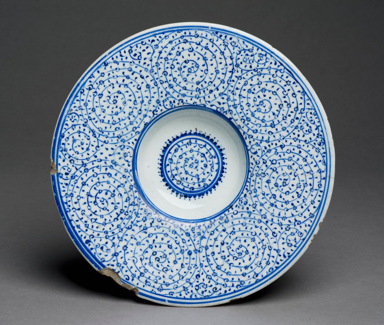 Tondino Dish, Iznik Golden Horn ware, tyrkisk, c.1535-45 (steinpasta med blått under glasur) 88;se også 117758; av Turkish School