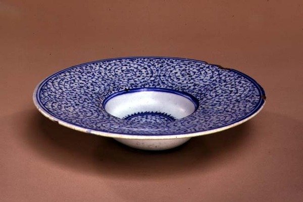 Tondino-fat, Iznik Golden Horn ware, tyrkisk, ca. 1535-45 (steinpasta med blå under glasur) av Turkish School