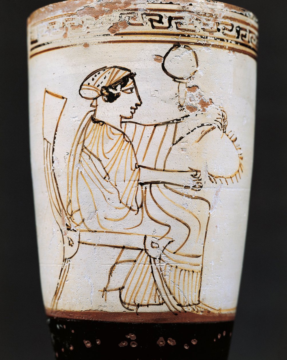 Lekythos, oljekolbe tilskrevet Tymbos-maleren som skildrer kvinne som vever krone, 500-tallet f.Kr. av Tymbos Painter (attr. to)