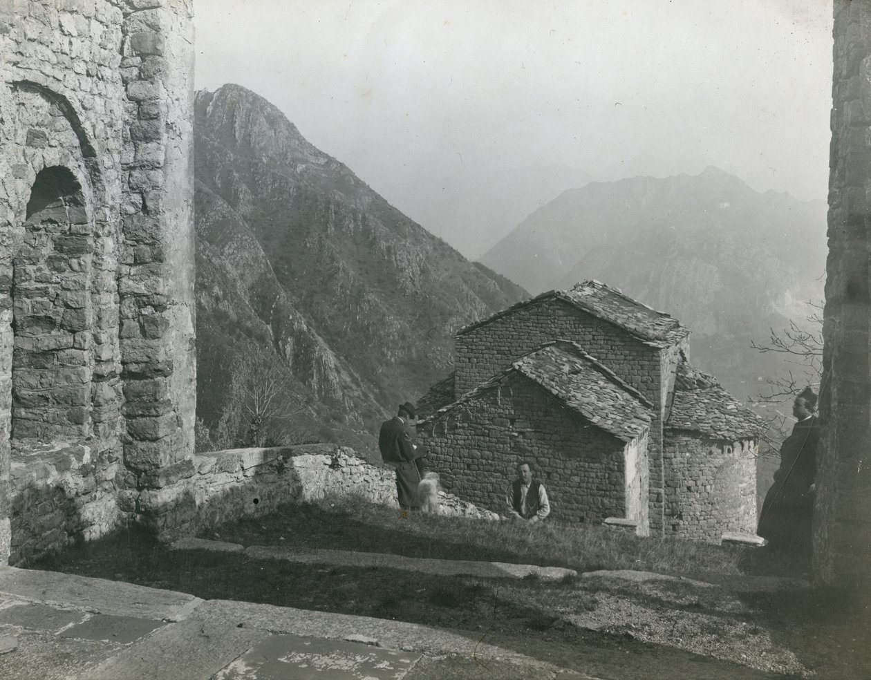 Abbey of San Pietro al Monte, Civate, Lombardia, Italia, fotografi av Ugo Monneret de Villard, rundt 1910 av Ugo Monneret de Villard