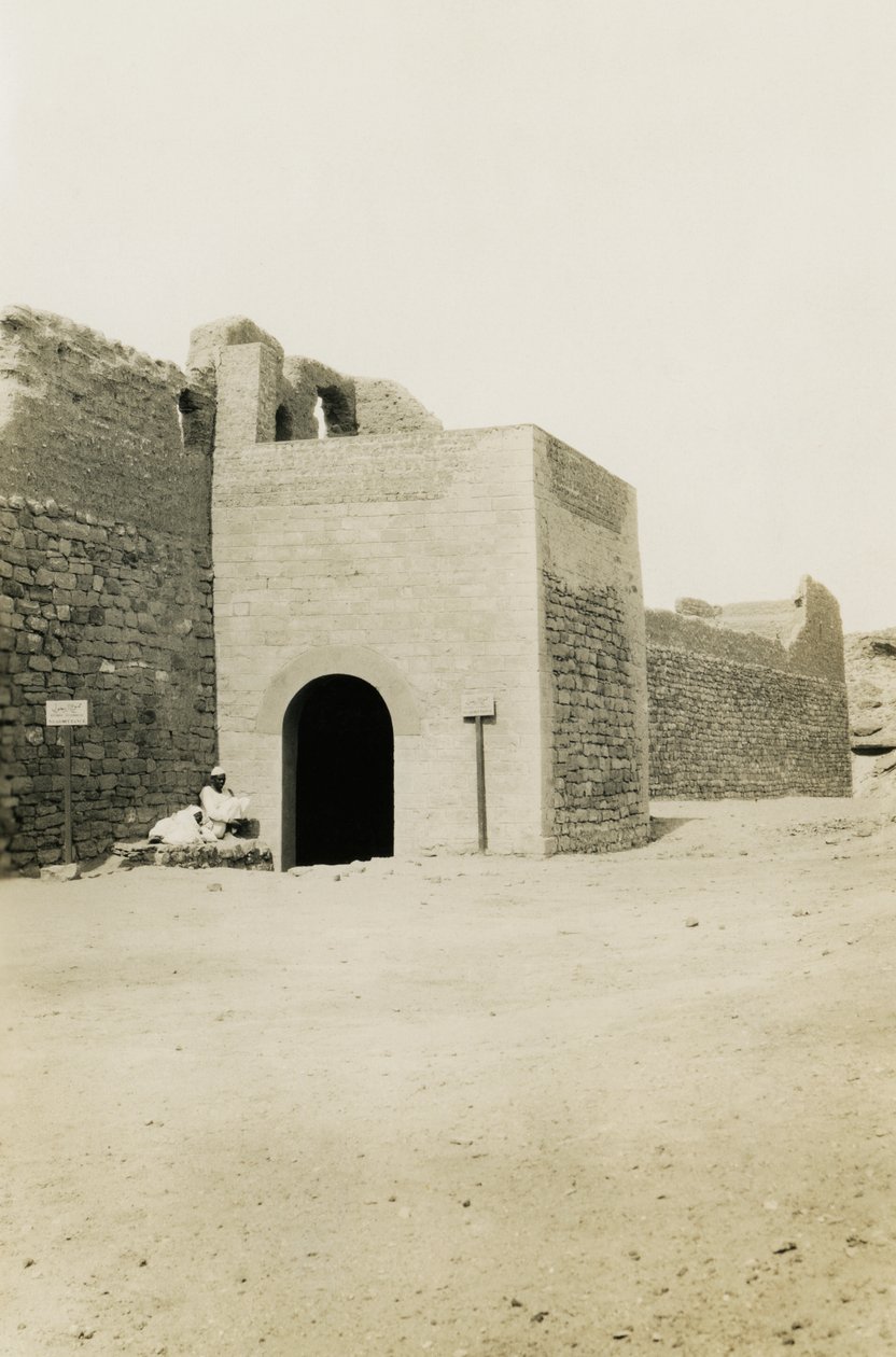 St. Simeons kloster, utsikt over porten og det orientalske tårnet, Aswan, Egypt, fotografert av Ugo Monneret de Villard av Ugo Monneret de Villard