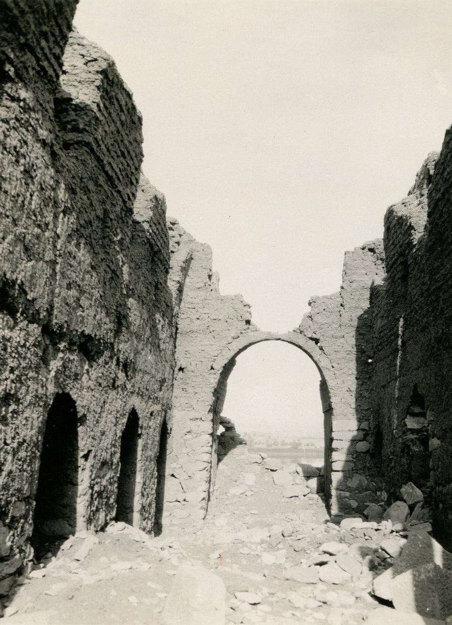 Ruiner av kirke nær Nilo-elven, utsikt over interiøret, Adendan, Egypt, fotografert av Ugo Monneret de Villard av Ugo Monneret de Villard