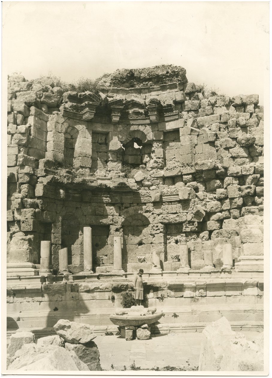 Nympheum, gresk-romersk by Gerasa (i dag Jerash), fotografert av Ugo Monneret de Villard, ca. 1930 av Ugo Monneret de Villard