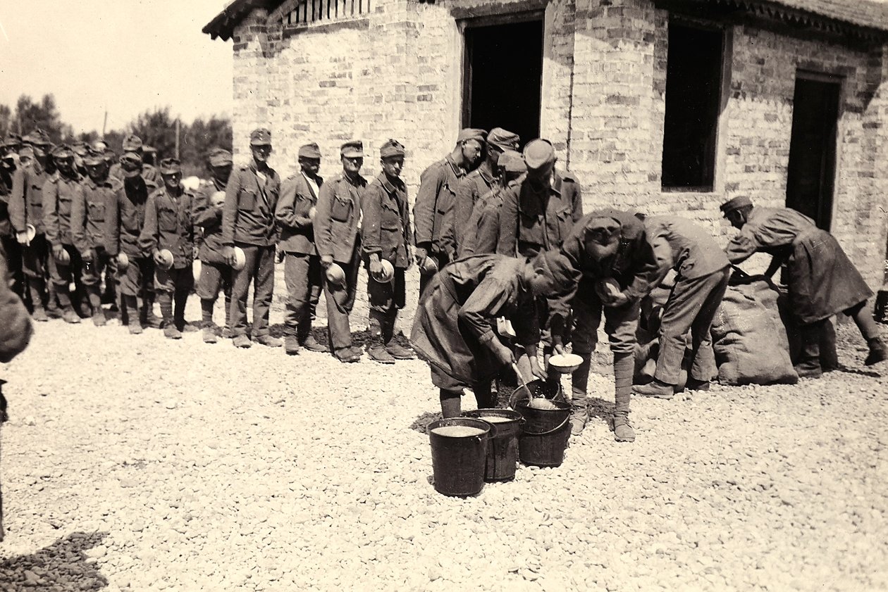 Østerrikske fanger i Bagnaria Arsa, Udine, Italia, 02/04/1916 (s/hvitt-bilde) av Ugo Ojetti