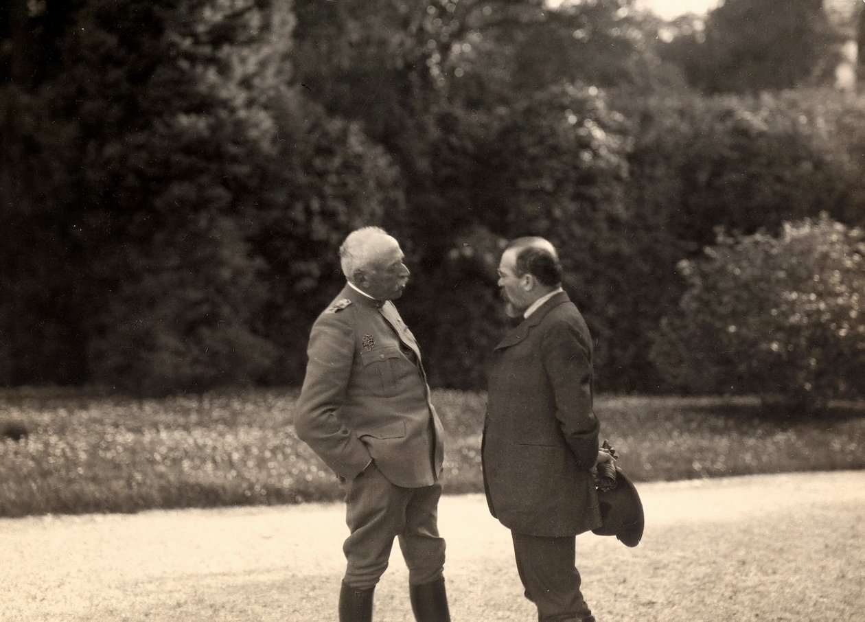 Louis Barthou snakker med general Luigi Cadorna. Bildet er tatt i mai 1916, under første verdenskrig. (s/hvitt-bilde) av Ugo Ojetti