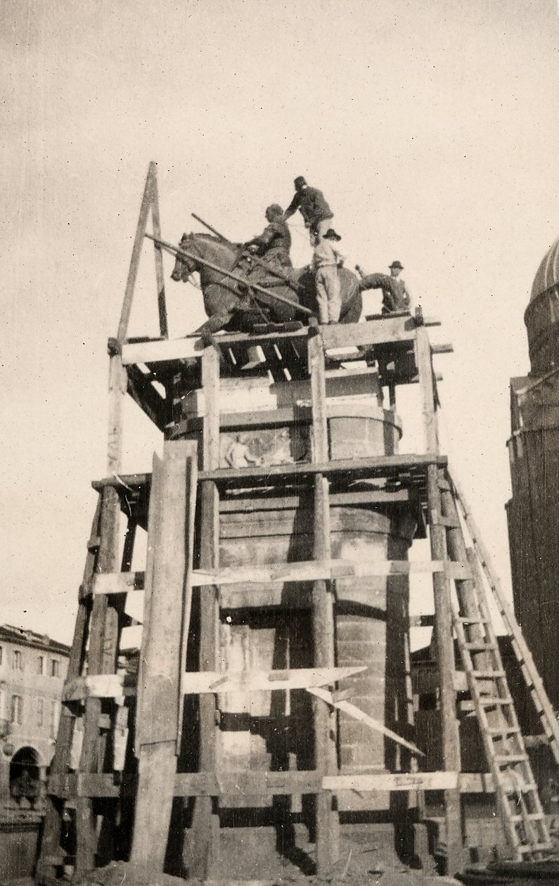 Ryttermonumentet "Gattamelata" under restaurering i Padova under første verdenskrig av Ugo Ojetti