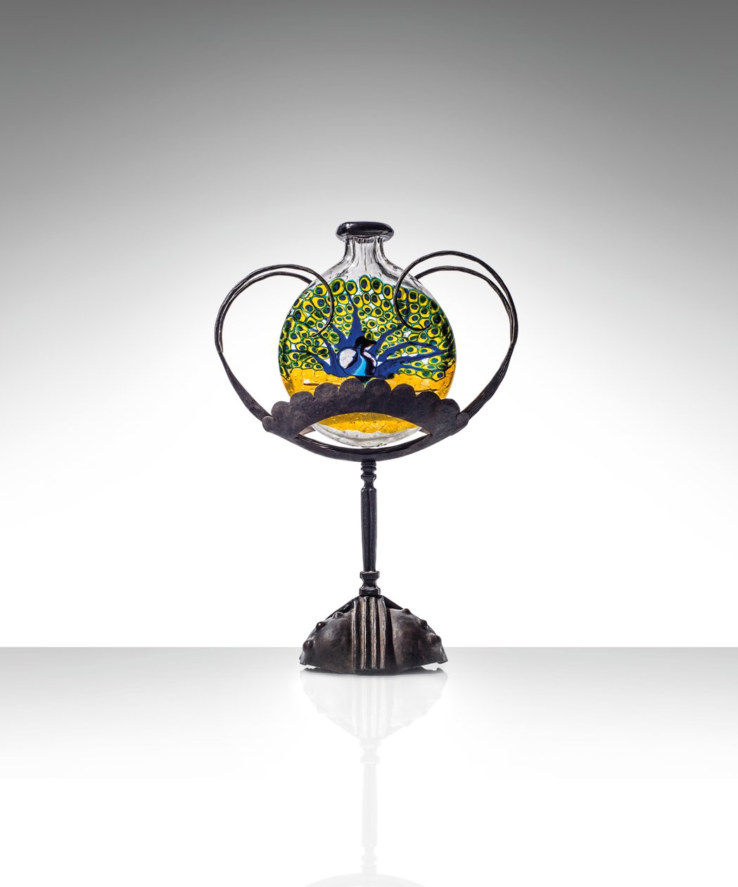 Påfuglmosaikkvase på stativ, ca. 1922 (håndblåst smeltet murrint glass og smijern) av Umberto Bellotto