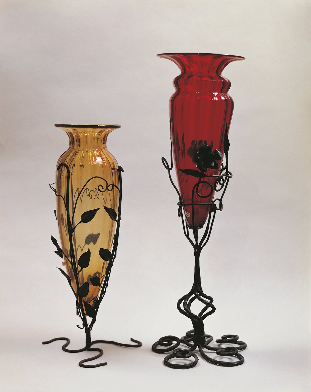 Nærbilde av to vaser i jernstativ, Murano, Venezia, Veneto, Italia av Umberto Boccioni