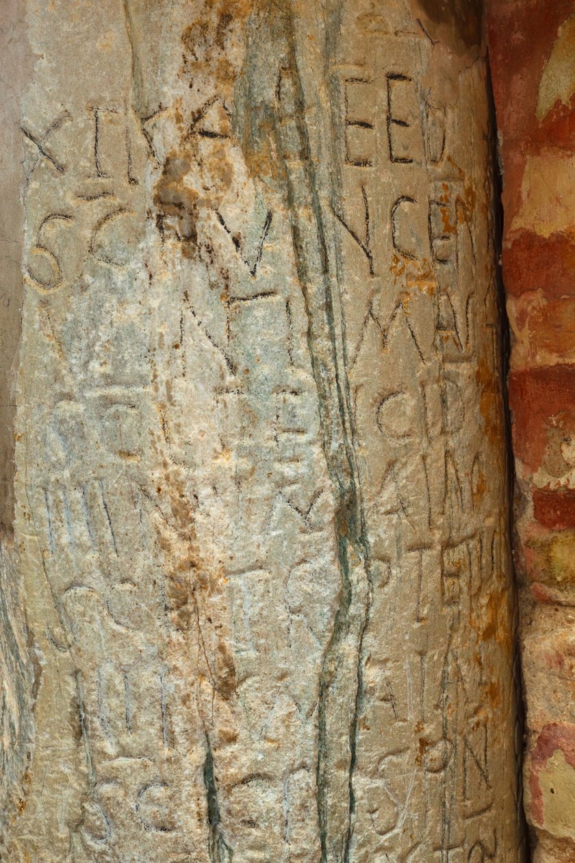 Carmona, Sevilla-provinsen, Spania. Prioral de Santa Maria. Priory of Santa Maria. Visigotisk kalender fra 600-tallet skåret ut i søyle i Orange Tree-terrasse. av Unbekannt Unbekannt