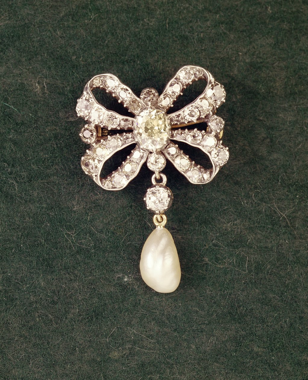 Diamantbrosje med opphengt perle, c.1760 diamant og perle av Unbekannt Unbekannt