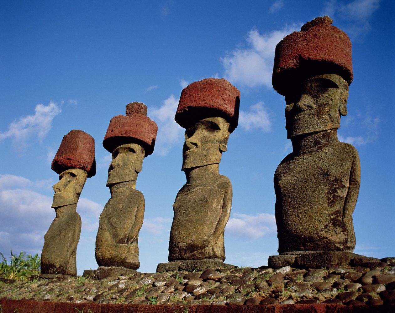Monolittiske statuer på Ahu Nau Nau ved Anakena Beach, ca. 1000-1600 (detalj av 114932) av Unbekannt Unbekannt