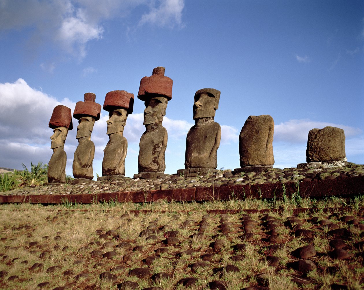 Monolittiske statuer på Ahu Nau Nau ved Anakena Beach, ca. 1000-1600 (se også 114935) av Unbekannt Unbekannt